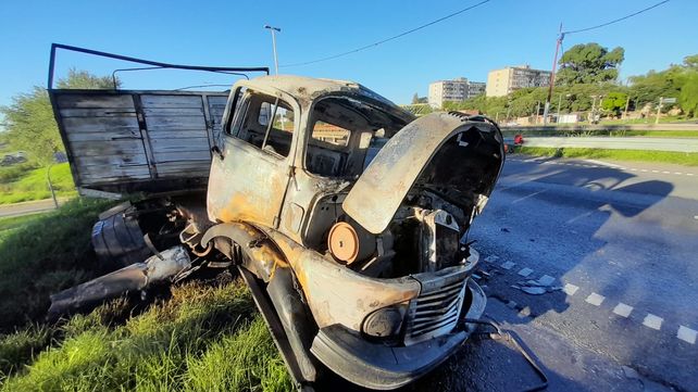 Un camión se incendió en la Circunvalación: reventó un neumático, chocó y se prendió fuego