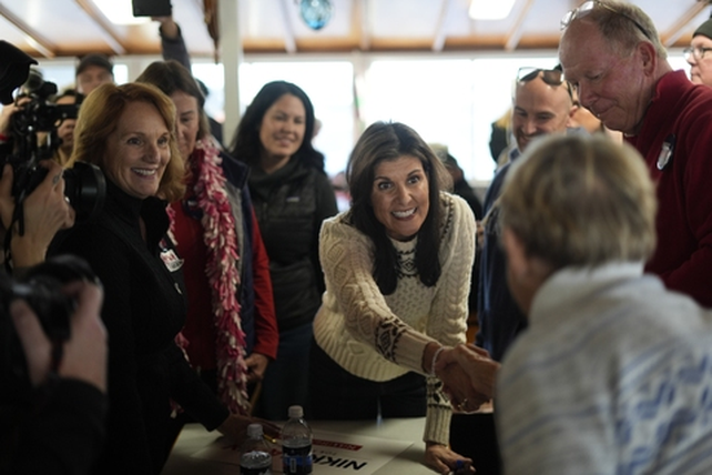Nikki Haley en campaña este domingo en la zona pesquera de New Hampshire, donde se hacen las primarias el martes. 