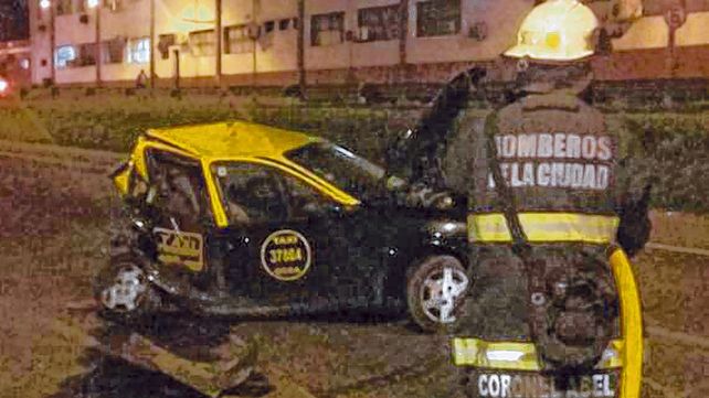 Pavoroso. El ex jugador xeneize conducía a gran velocidad y destrozó la parte trasera del taxi y segó dos vidas.