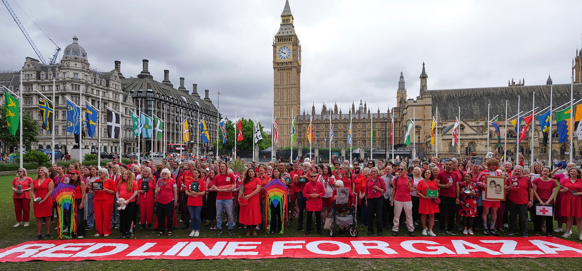 Manifestantes frente al Parlamento para protestar por las atrocidades que se infligen a la gente en Gaza, en el último día de sesiones del Parlamento antes del receso de verano en la Plaza del Parlamento en Londres, el martes 22 de julio de 2025. (Foto AP/Frank Augstein) Manifestantes frente al Parlamento para protestar por las atrocidades que se infligen a la gente en Gaza, en el último día de sesiones del Parlamento antes del receso de verano en la Plaza del Parlamento en Londres, el martes 22 de julio de 2025. (Foto AP/Frank Augstein)