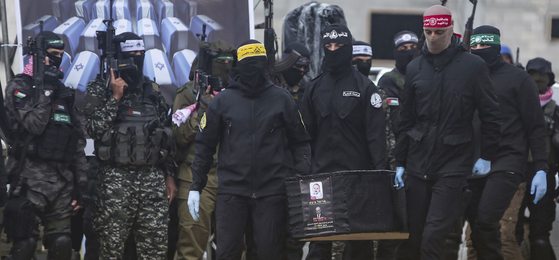 Militantes palestinos llevan un ataúd que contiene el cuerpo de Kfir Bibas, el cautivo más joven y uno de los cuatro rehenes israelíes muertos, incluido el hermano de Kfir, Ariel, y su madre, Shiri Bibas, mientras lo entregan a la Cruz Roja en Khan Younis, sur de la Franja de Gaza, el jueves 20 de febrero de 2025. (Foto AP/Jehad Alshrafi) Militantes palestinos llevan un ataúd que contiene el cuerpo de Kfir Bibas, el cautivo más joven y uno de los cuatro rehenes israelíes muertos, incluido el hermano de Kfir, Ariel, y su madre, Shiri Bibas, mientras lo entregan a la Cruz Roja en Khan Younis, sur de la Franja de Gaza, el jueves 20 de febrero de 2025. (Foto AP/Jehad Alshrafi)