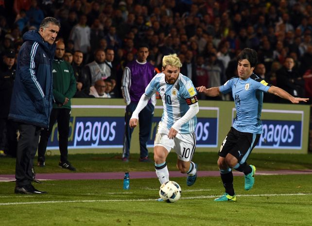 Iluminado por el juego. Messi lució muy concentrado en el duelo ante Uruguay.