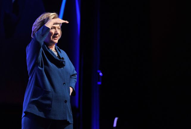 Hillary busca entre el público a su agresora. Una mujer fue detenida por el incidente.