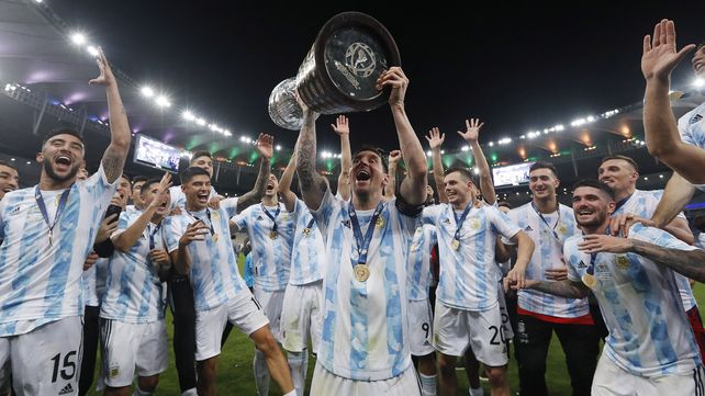 El Rosarino alza la copa junto a sus compañeros luego de derrotar a Brasil en la final del torneo.