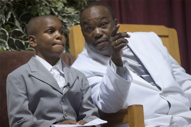 Tiene 11 años y se ordenó como sacerdote