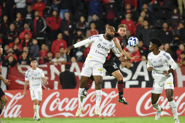 Newells le ganó 1 a 0 a Santos y es más puntero que nunca en su grupo