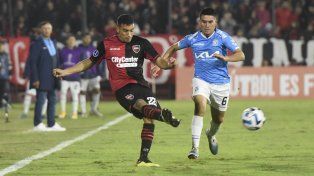 Marcos Portillo remata ante la marca boliviana. &nbsp;El juvenil aprovechó la oportunidad.