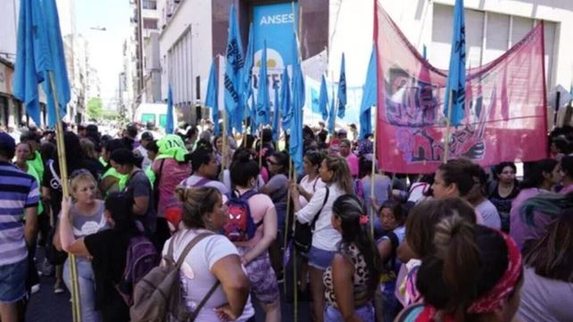 Organizaciones sociales de los barrios populares se concentraron en Rioja y Sarmiento. Suspendieron lo cortes en solidaridad con las víctimas de la violencia.&nbsp;