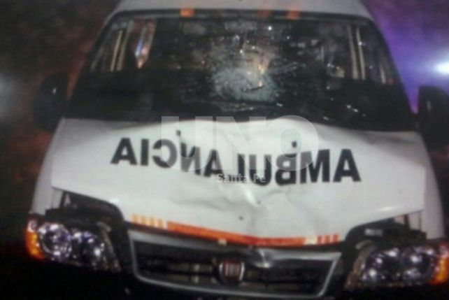 La ambulancia que embistió a un hombre sobre la ruta 11.