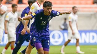 Argentina goleó a Polonia y está en octavos de final