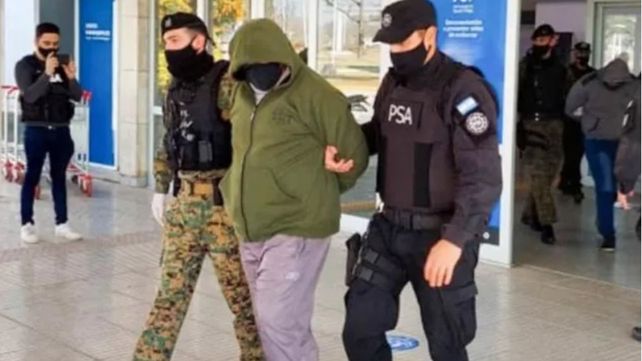 Uno de los policías implicados en la muerte de Maximiliano Heredia al momento de ser detenido.