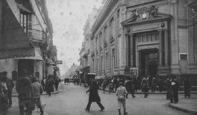 1917. Córdoba y San Martín. A la derecha, el banco de la Nación Argentina. Hoy sólo queda en pie el arco original.
