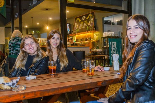 Iara katzaroff, Luciano Rodríguez y Valentina Delfino.  