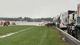 Siguen los cortes en la autopista Rosario-Buenos Aires: dónde y qué caminos alternativos hay para llegar a Caba