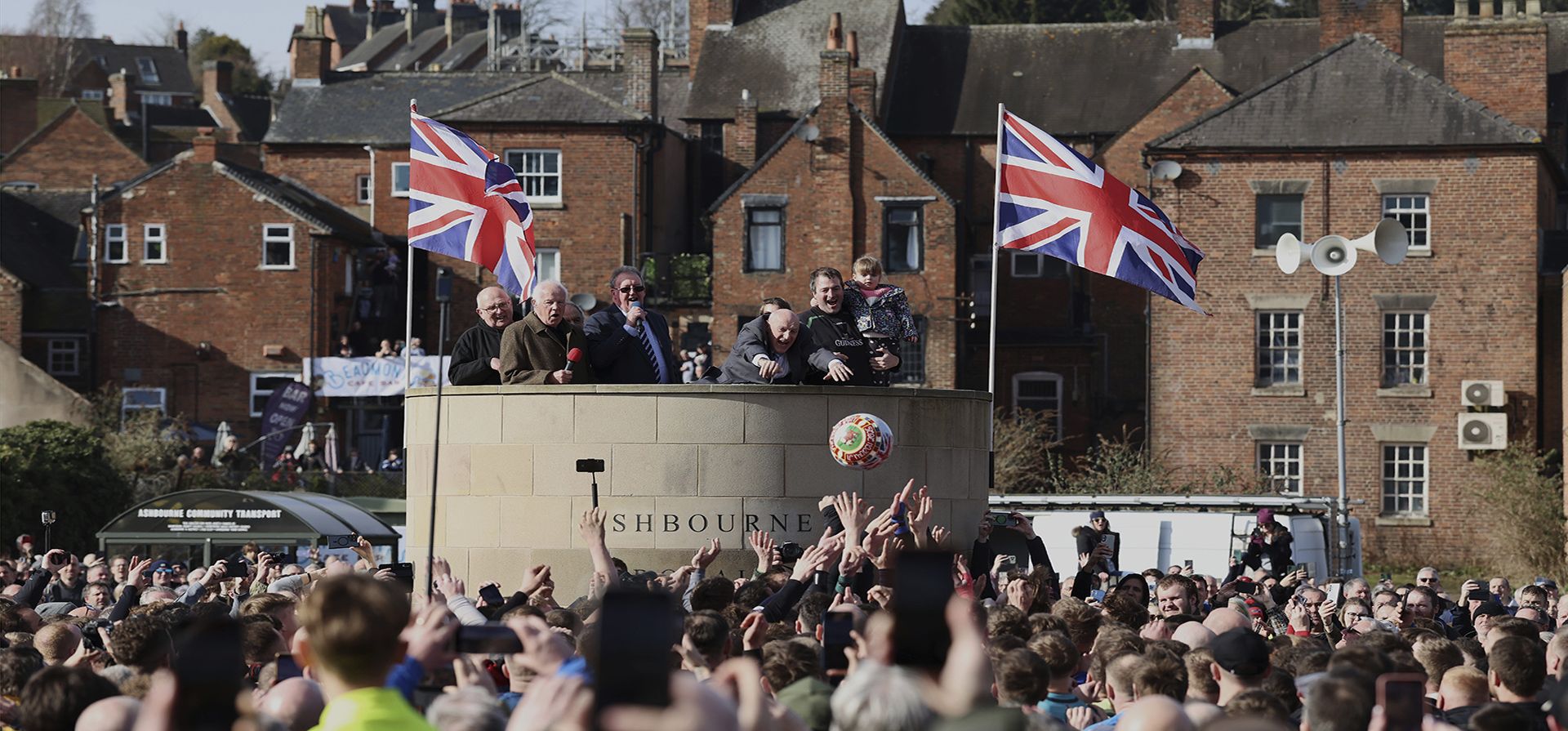 Inicio del partido anual de fútbol medieval Shrovetide que se juega en Ashbourne, Inglaterra, el martes 4 de marzo de 2025, y que se juega en Inglaterra desde el reinado del rey Enrique II. (Foto AP/Darren Staples) Inicio del partido anual de fútbol medieval Shrovetide que se juega en Ashbourne, Inglaterra, el martes 4 de marzo de 2025, y que se juega en Inglaterra desde el reinado del rey Enrique II. (Foto AP/Darren Staples)