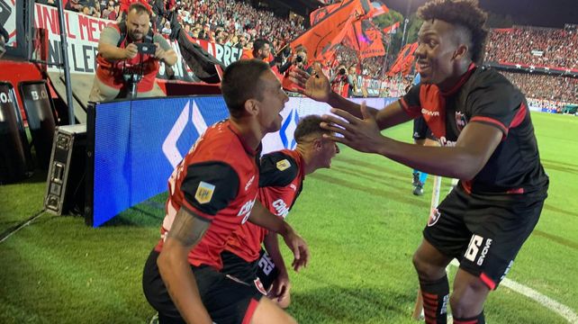 Sos mi héroe. Reasco y toda la admiración por el soberbio cabezazo de Gustavo Velázquez que inició el camino a la victoria de Newell’s.