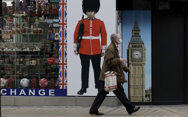 Una persona pasa por delante de una tienda de recuerdos cerrada temporalmente en Oxford Street