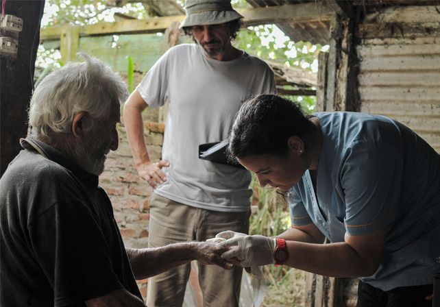 A diario médicos cruzan en lancha para ayudar a los damnificados./ Prensa Santa Fe Ciudad.