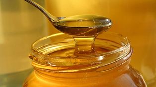 Una miel de abeja producida en Córdoba fue prohibida por la Anmat para su producción y comercialización.