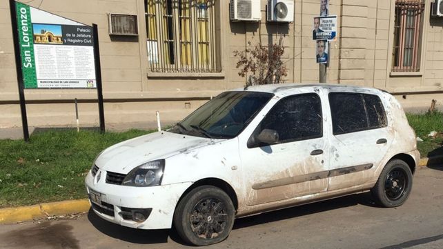 El auto Renault Clío de Brenda Giles fue encontrado en un camino rural que une Ybarlucea con Roldán.