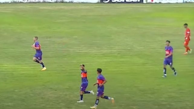 Puño en alto para el goleador de Central Córdoba Agustín Príncipe