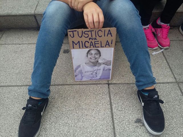 Hombres y mujeres de todas las edades se manifestaron en Rosario por Micaela.