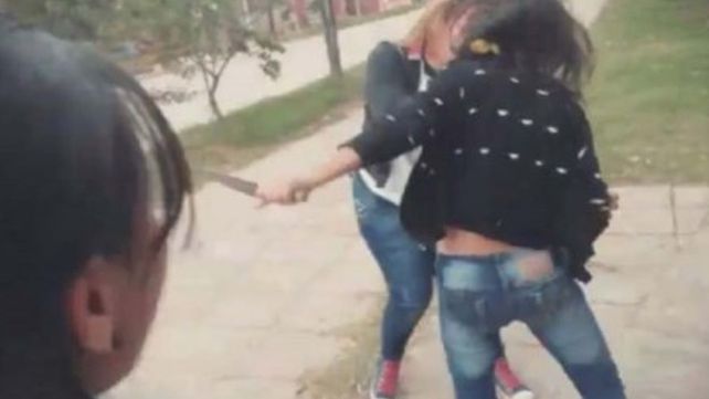 Una adolescente apuñaló a su compañera con una cuchilla a la salida del colegio