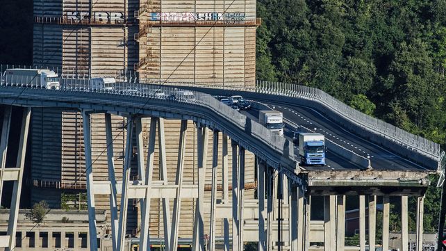 Las imágenes del dramático rescate tras el derrumbe del puente en Génova
