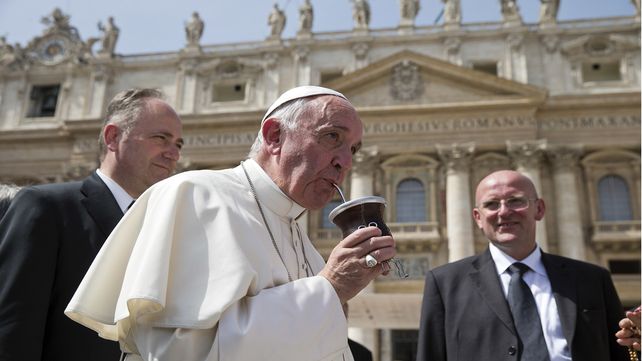 El papa Francisco toma mate al final de su audiencia general semanal