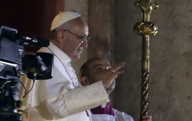 El argentino Bergoglio se dirige a la multitud en la plaza en San Pedro.
