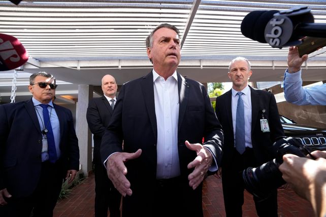 El ex mandatario responde a los periodistas luego del operativo en su residencia.