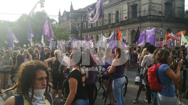 Día Internacional de la Mujer: manifestantes ya marchan por las calles de la ciudad