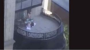 Video: filman a dos mujeres dándole sexo oral a un hombre en un balcón