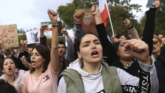 Las jóvenes iraníes salen a las calles desde mediados de septiembre. La represión del régimen ya ha dado muerte a 458 manifestantes.&nbsp;