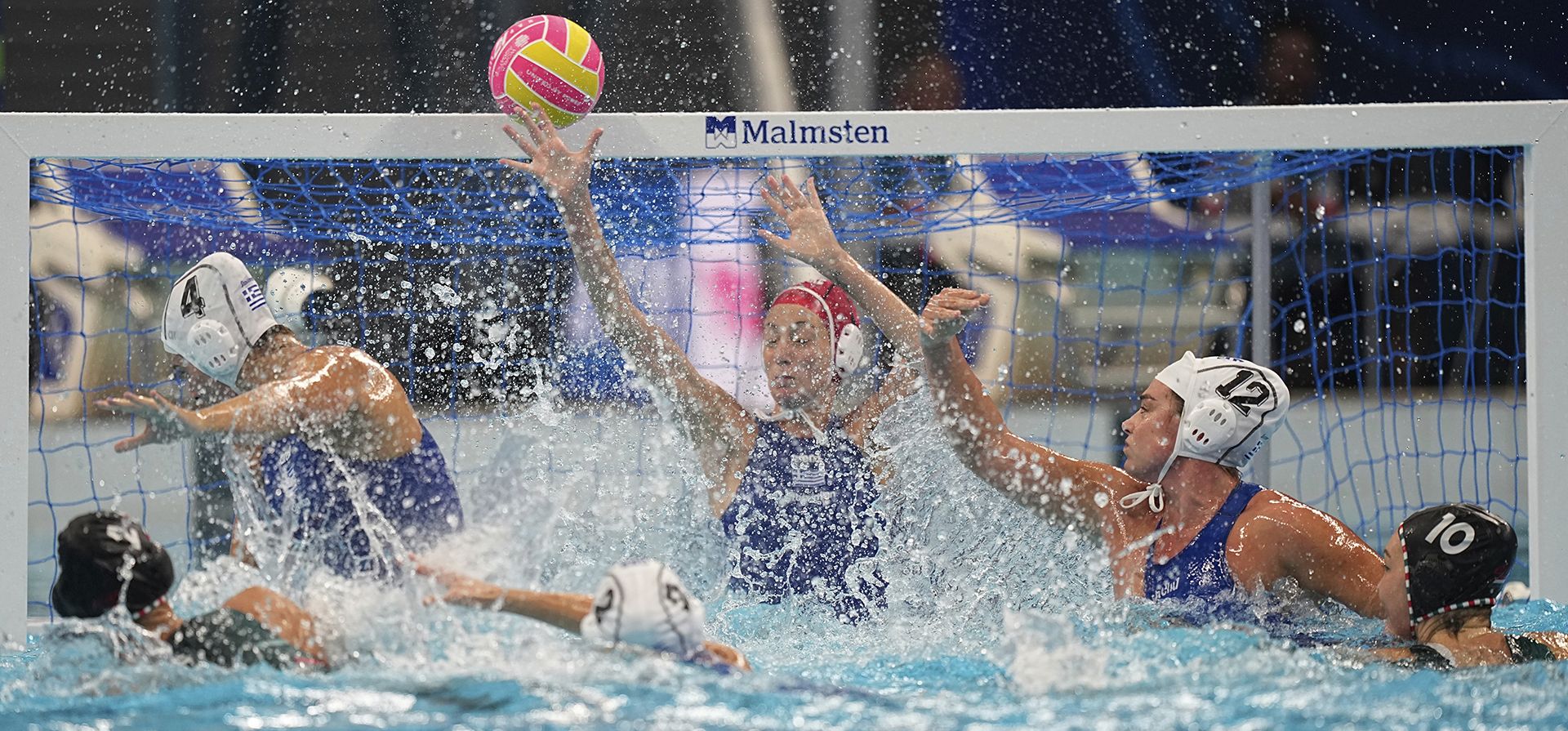 La portera griega Ioanna Stamatopoulou (centro) realiza una atajada durante el partido por la medalla de oro de waterpolo femenino entre Grecia y Hungría en el Campeonato Mundial de Acuáticos en Singapur, el miércoles 23 de julio de 2025. (Foto AP/Ng Han Guan) La portera griega Ioanna Stamatopoulou (centro) realiza una atajada durante el partido por la medalla de oro de waterpolo femenino entre Grecia y Hungría en el Campeonato Mundial de Acuáticos en Singapur, el miércoles 23 de julio de 2025. (Foto AP/Ng Han Guan)
