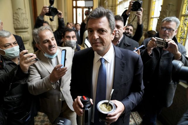 Sergio Massa ingresa al Congreso por el acto de renuncia a su banca y la presidencia del cuerpo, fue aceptada por unanimidad. 