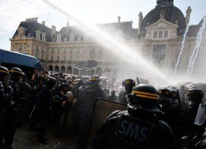 La Policía francesa reprime protestas por la educación: hay 250 mil manifestantes