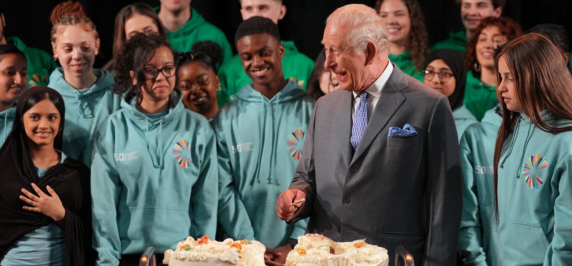 El rey Carlos III de Gran Bretaña corta un pastel mientras se une al actor inglés Idris Elba para reunirse con estudiantes que participan en talleres organizados por el National Youth Music Theatre (NYMT) en The Other Palace en Londres, el jueves 14 de mayo de 2026. (Foto AP/Kin Cheung, Pool) El rey Carlos III de Gran Bretaña corta un pastel mientras se une al actor inglés Idris Elba para reunirse con estudiantes que participan en talleres organizados por el National Youth Music Theatre (NYMT) en The Other Palace en Londres, el jueves 14 de mayo de 2026. (Foto AP/Kin Cheung, Pool)