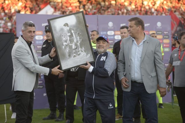 Newells rindió pleitesía a un Maradona que no pudo evitar las lágrimas
