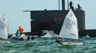 Un submarino de la Armada Argentina emergió en medio de una carrera de Yachting