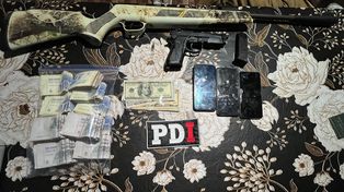 Golpe al narcotráfico. Armas, dinero y drogas secuestradas tras la detención de Zapa, barra de Newell´s investigado por narcomenudeo.&nbsp;