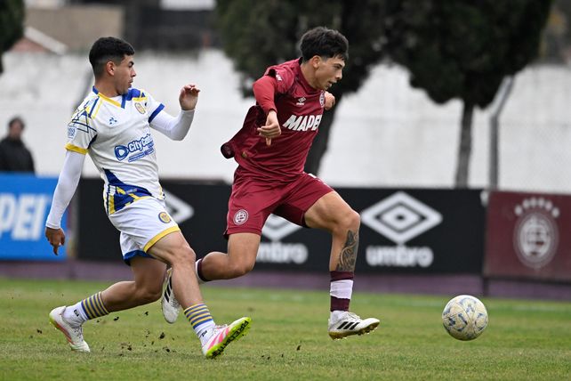Tomás Salteño la pelea con ganas frente al jugador de Lanús. El futbolista canalla anotó dos goles en la victoria de Central.