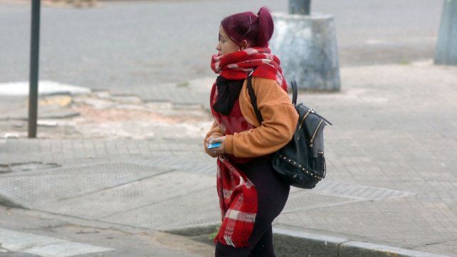 Lunes gris y fresco en la ciudad de Santa Fe: para pulóver y campera