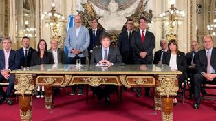 El presidente Javier Milei y su equipo de gobierno durante la presentación del mega DNU.