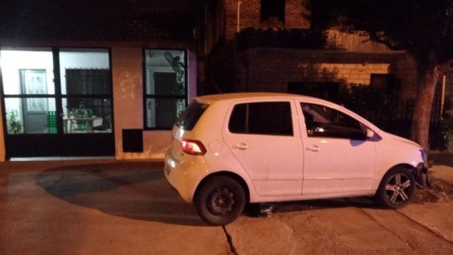 El auto en el que la víctima intentó escapar y que terminó chocando contra un árbol.