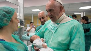 El Papa visitó a recién nacidos y a enfermos terminales en Roma