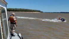 Río Paraná. Prefectura busca a la víctima en la margen izquierda del río, en el kilómetro 437, frente a la ciudad de Capitán Bermúdez. Río Paraná. Prefectura busca a la víctima en la margen izquierda del río, en el kilómetro 437, frente a la ciudad de Capitán Bermúdez.