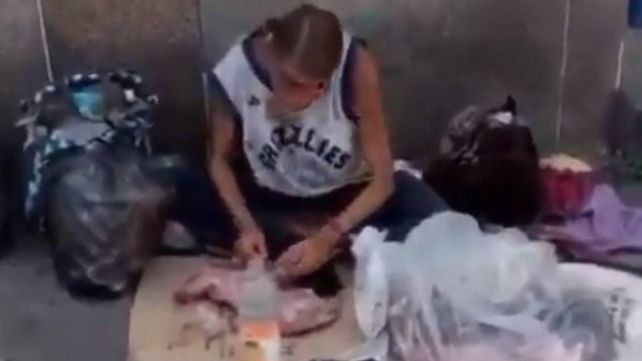 Video escalofriante: filmaron a una mujer mientras comía un gato en Venezuela
