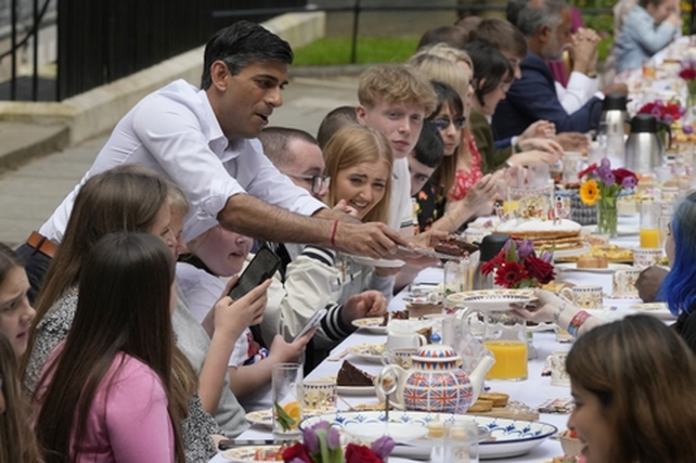 El primer ministro,  Rishi Sunak, se mostró muy activo sirviendo platos en la mesa callejera montada frente a la residencia oficial de Downing Street.