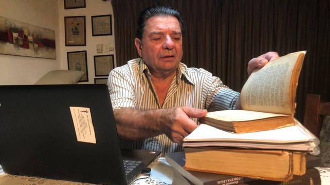 El médico Carlos Alonso lleva un registro de los pacientes a los que le suministró la droga.